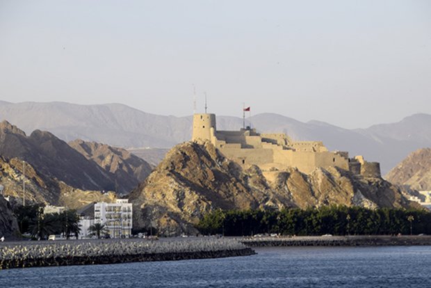 Küste von Oman mit Festung bei Matrah