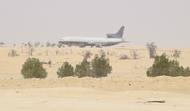 Ein Flugzeug in der Wüste