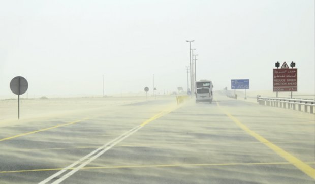Beginnender Sandsturm in der Wüste auf der Straße von Abu Dhabi Richtung Oase Wadi Rum