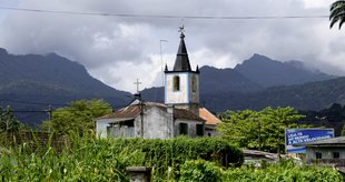 Dorfkirche steht mitten im Ort im Tropenwald