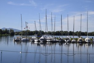 Segelboote am Bodenseeufer