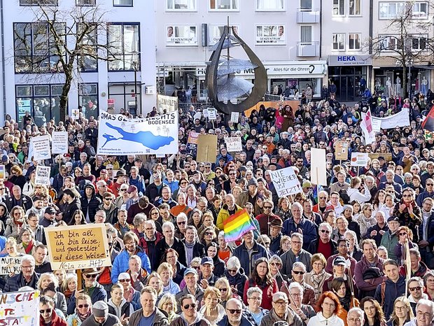 Demo am Adenauerplatz in Friedrichshafen