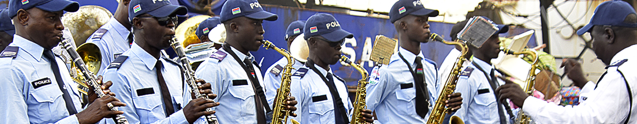 Polizeikapelle spielt zur Begrüßung im Hafen von Banjul